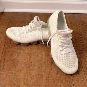 Nike Air Vapormax ‘White Christmas’ size 9.5 Very good condition, triple white